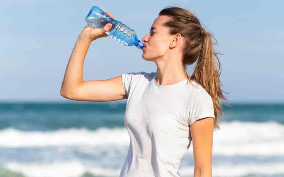 Nawodnienie, jaką wodę pić, ile i dlaczego to takie istotne