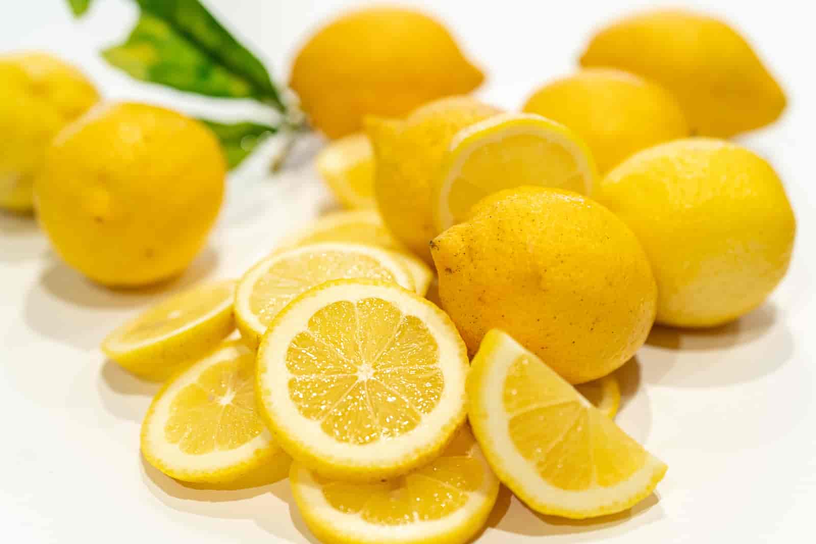 Skórka z cytryny jako naturalny lek na bóle stawów – jak działa i jak ją stosować