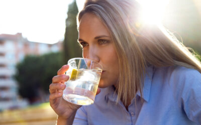 Jak pić wodę w czasie upałów?