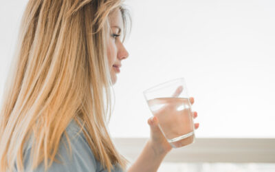 Czy picie wody przed posiłkiem pomaga schudnąć?
