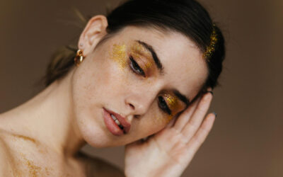 Złoty makijaż krok po kroku – jak osiągnąć efektowny look