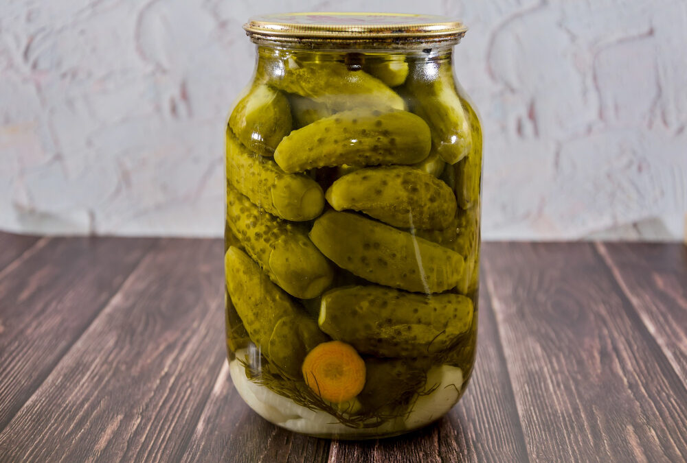 Zalety picia wody z ogórków kiszonych