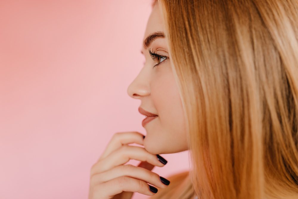 Jak poprawnie nakładać cienie – poznaj wskazówki ekspertów