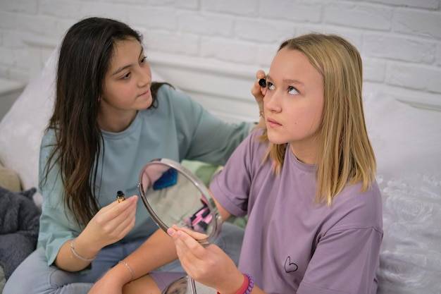 Jak dbać o nastoletnią cerę w codziennym życiu?