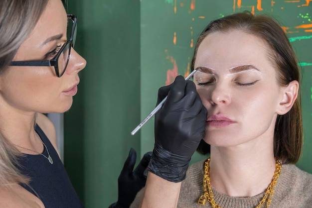 Jak wygląda henna pudrowa brwi w praktyce?