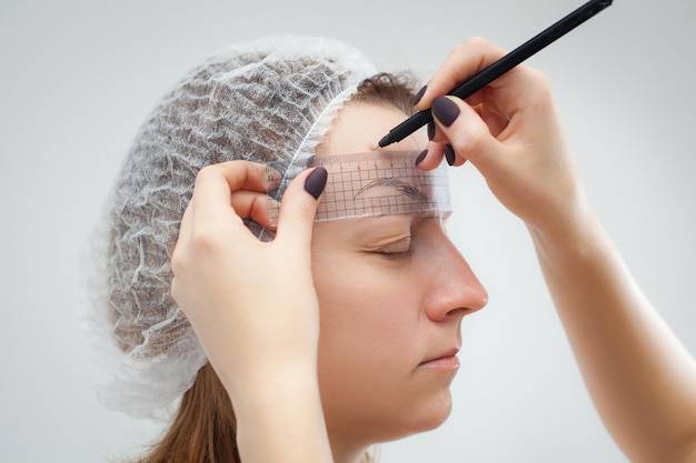 Szablony do brwi jak zrobić je samodzielnie w domu?