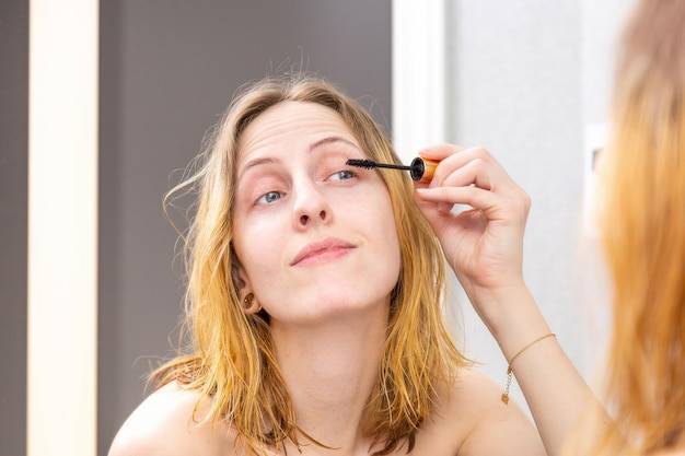 W jakim wieku regulować brwi żeby wyglądały naturalnie?