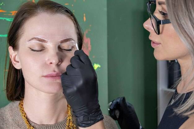 Brwi metodą cieniowania czy włoskową którą technikę wybrać?