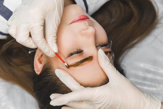 Czym zmyć laminację brwi w domowych warunkach?