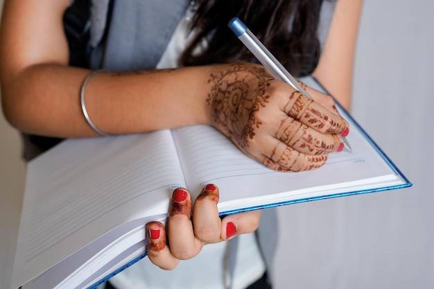 Delia henna jak zrobić naturalny makijaż brwi w domu?