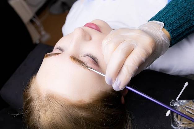 Ile kosztuje regulowanie brwi w salonie kosmetycznym?