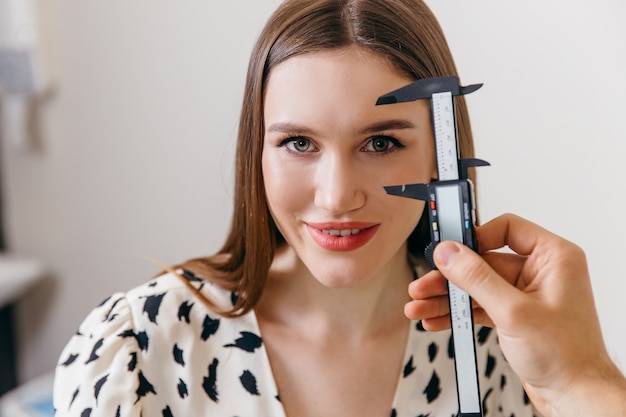 Jak wymierzyć idealne brwi w domowych warunkach?