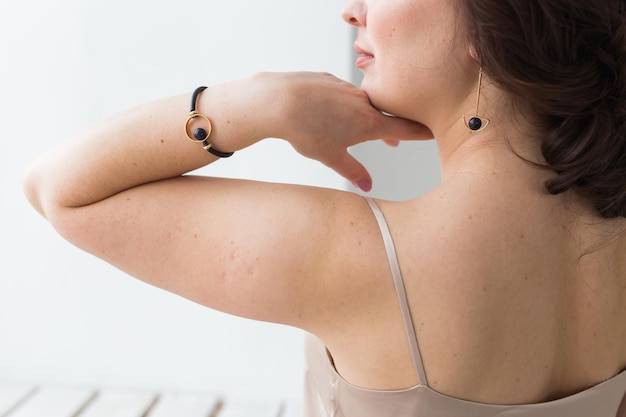 Jak zlikwidować krostki na ramionach bez wizyty u dermatologa?